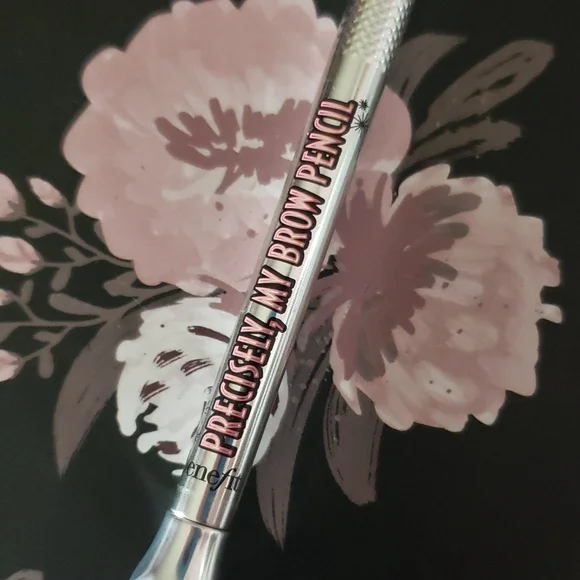 BENEFIT COSMETICS PRECISELY, MY BROW EYEBROW ULTRA-FINE DEFINING PENCIL. - Picture 5 of 9